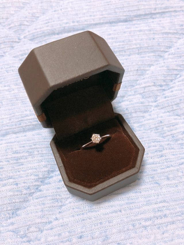 細身のリングなので、真ん中のダイヤが凄く輝いて素敵でした。