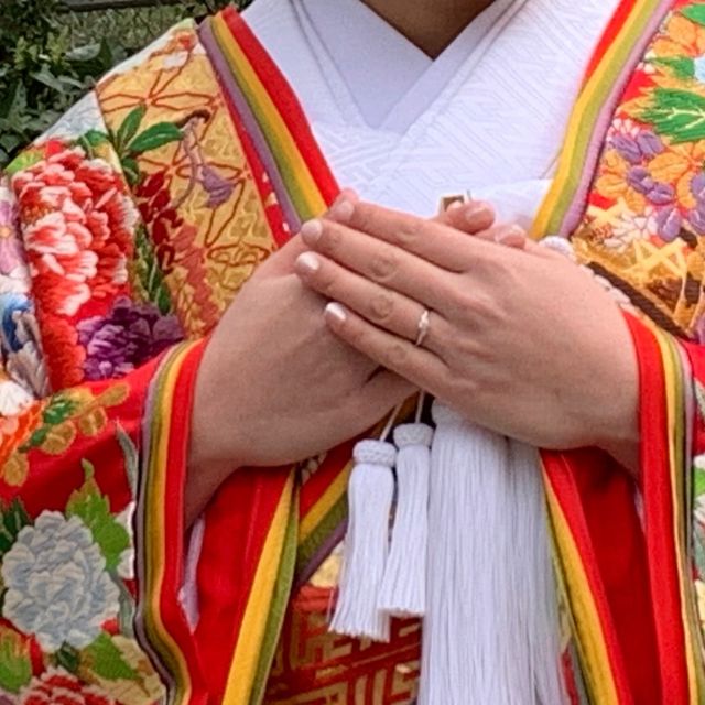 大きなダイヤモンド付きの婚約指輪