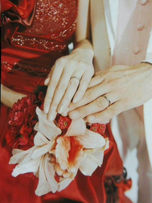 S字カーブで3面取り、ピンクゴールドの線を一部に入れました