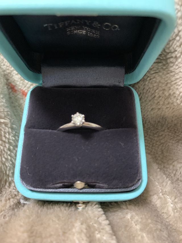 婚約指輪のケースに入れた状態の写真です。