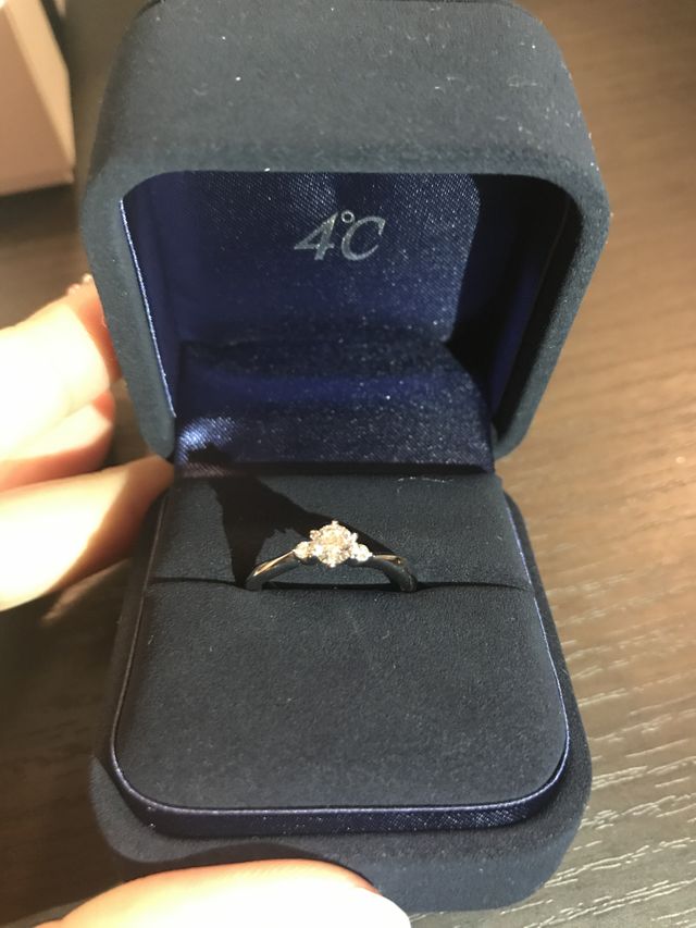 緩いS字カーブでセンターダイアモンドの両サイドにもダイア付き