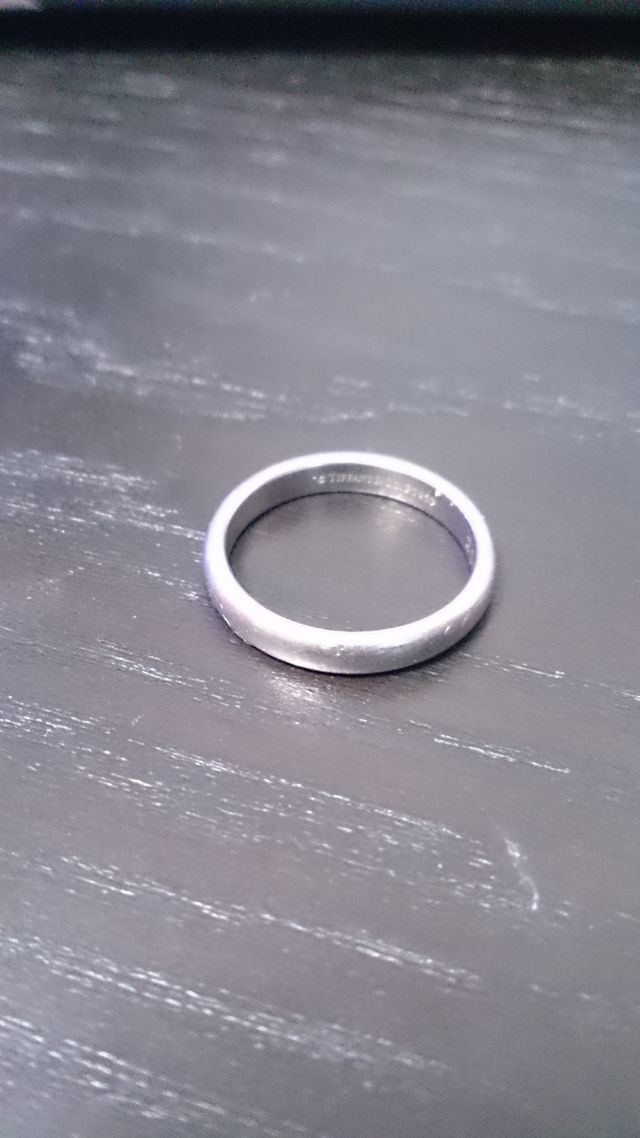 シンプルで主人とおそろいのティファニーのリングです
