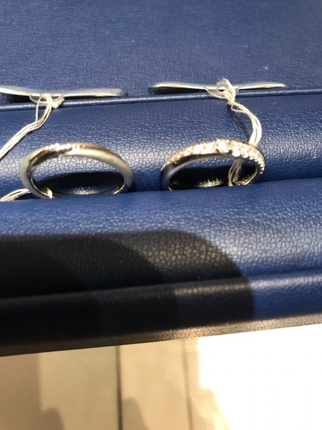 女性の方は、サイドにもダイヤがあるところが良いところです。