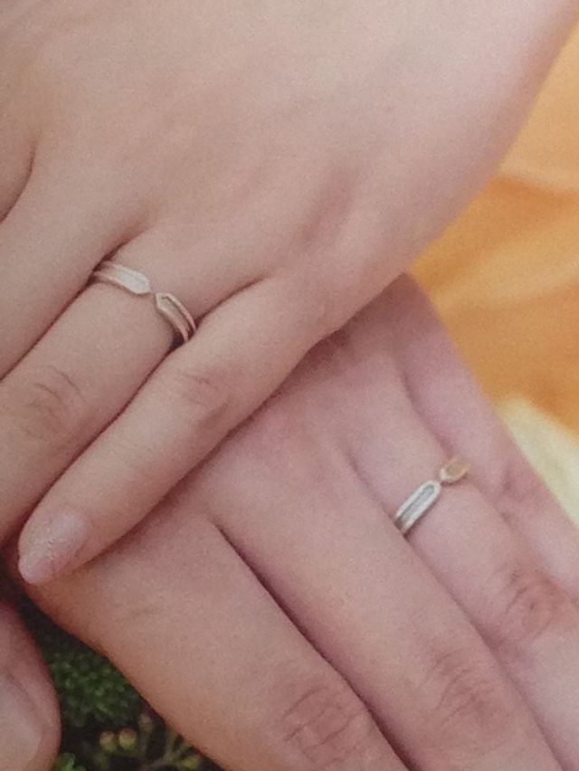 私はピンクゴールドにダイヤ、夫はブラック系の色が入っています