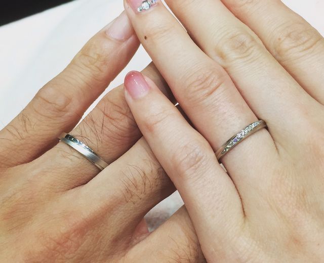 私が金属アレルギーの為、両方ともプラチナ990のリングです。