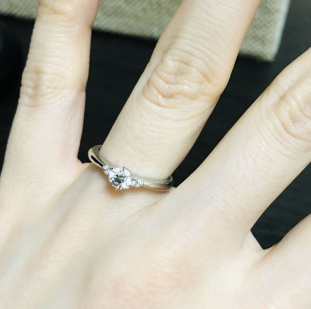 真ん中のダイヤは0.25ct.です