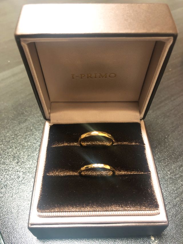 ゴールド！ゴツゴツしたデザイン！新婦の方らダイヤが３つ！