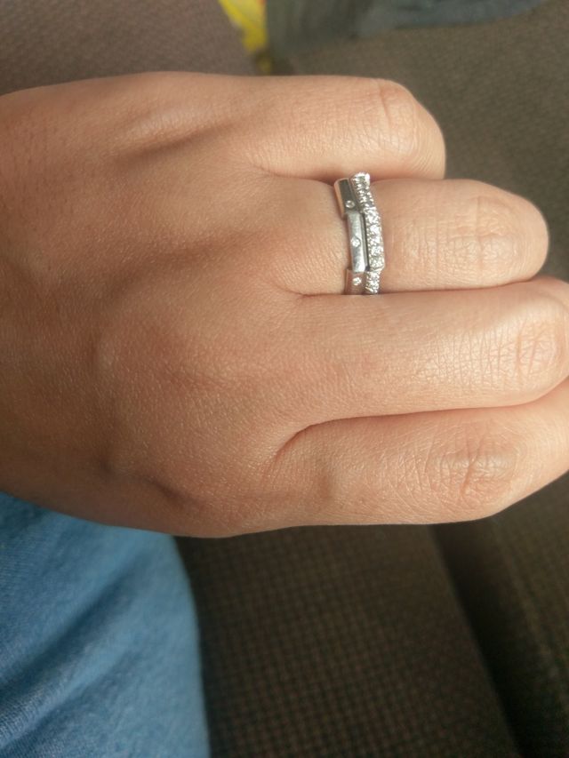 ハーフエタニティと小さなダイヤのリングです。