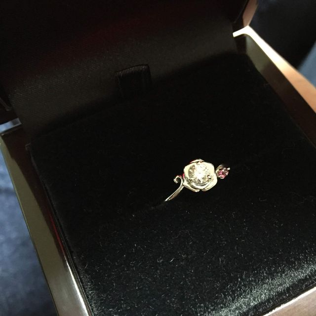 アイズストーンで購入した婚約指輪です。