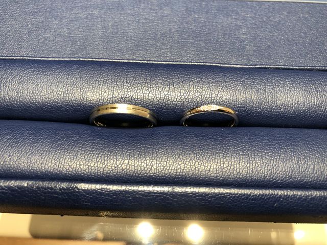 右の女性用のダイヤは通常5石のところを3石に変更