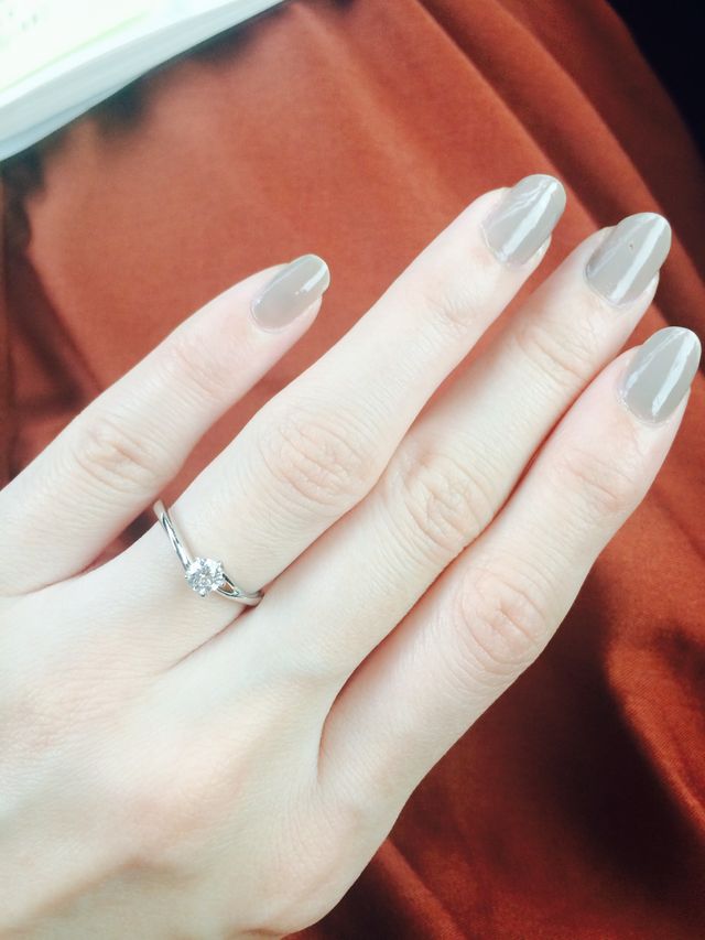 婚約指輪と結婚指輪をつけています。セットリングです。