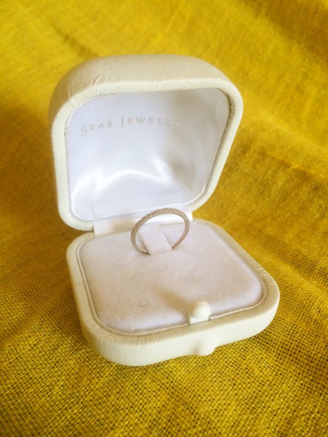 結婚指輪と2連でつけたいと思い、控えめなタイプを選びました。