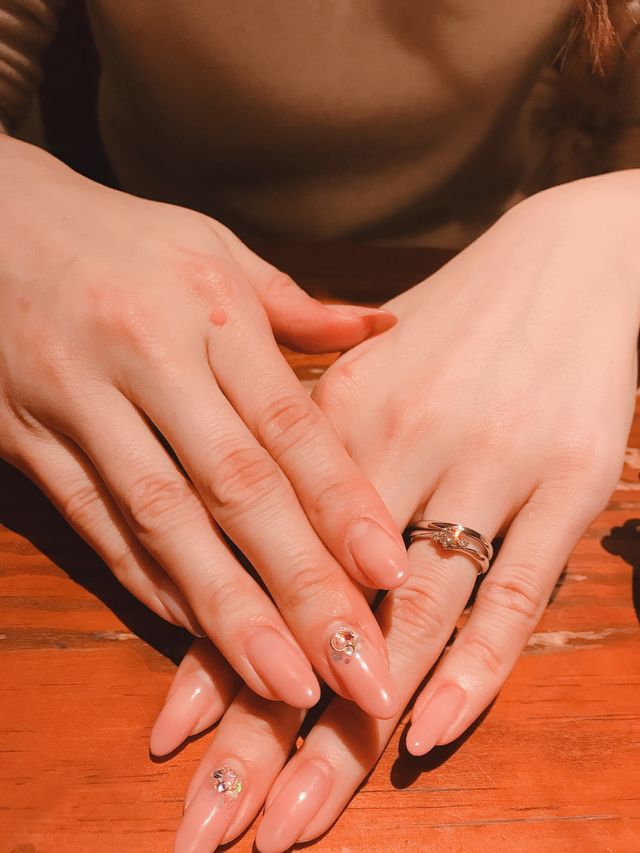 結婚指輪と婚約指輪を合わせて着ける際フィットするデザインです