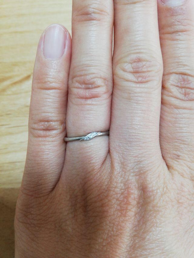 華奢なリングに斜めに石がついてます。