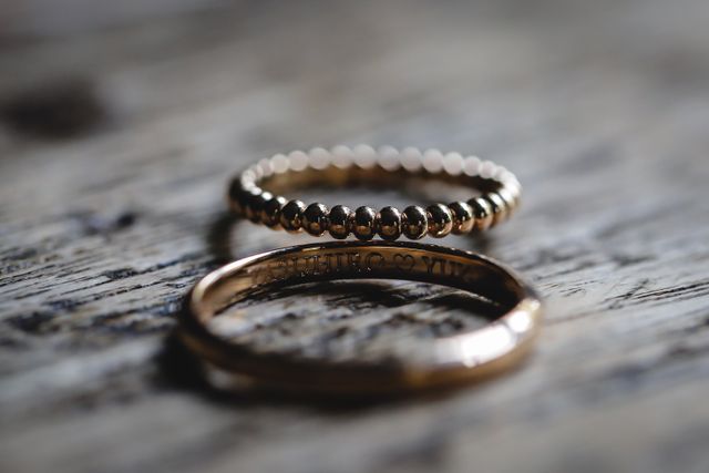 奥のまるいデザインの指輪で、結婚式の時撮影してもらいました。