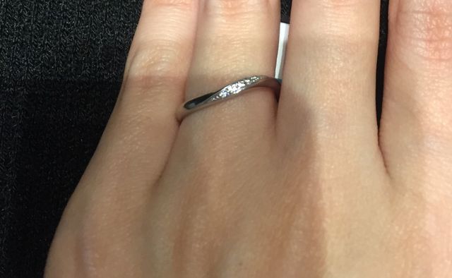 シンプルだけど ダイヤモンドもたくさんついています。