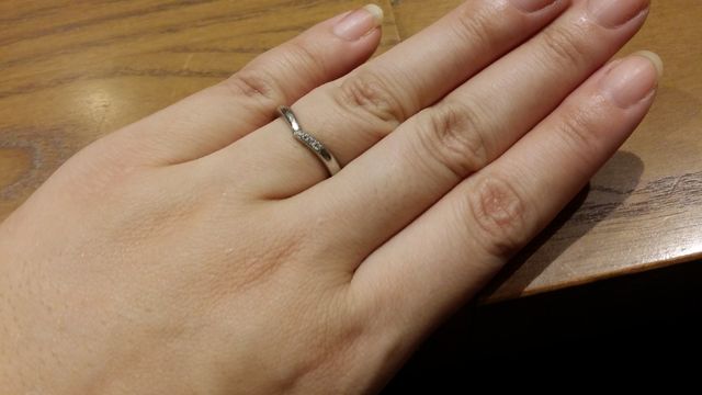 ゆるやかな Vの字になっているので指が長く見えます。