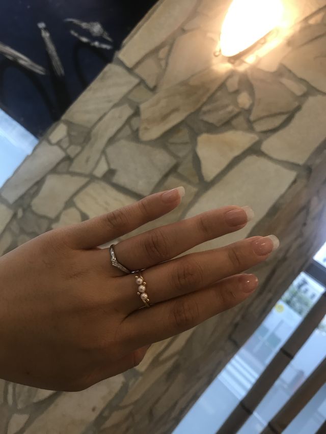 左手の薬指につけているのが今回の指輪です。