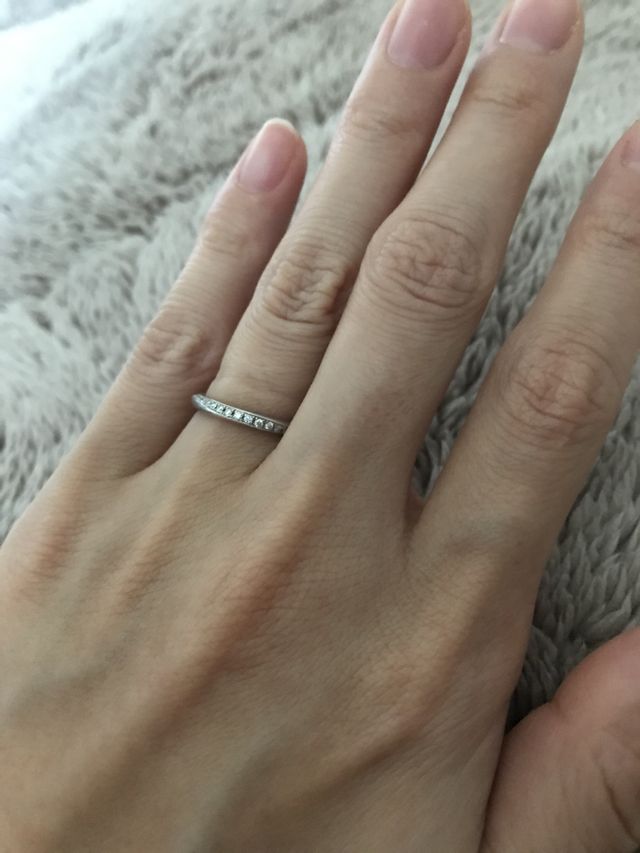 ダイヤが並んでいて華奢リングです