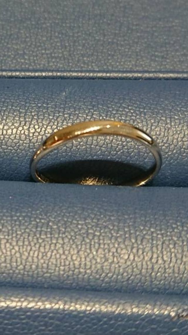 セミオーダーでシンプルなものにダイヤを3つ入れてもらうことに