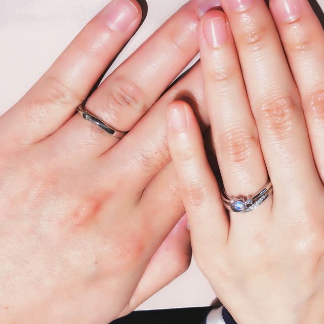 婚約指輪と結婚指輪を重ね付けした1枚です。