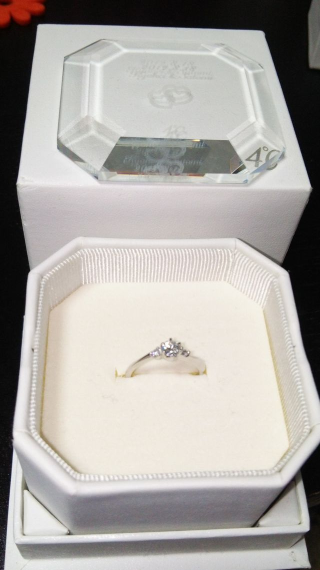 ダイヤモンドが目立ち、結婚指輪との重ねつけとも相性抜群です！