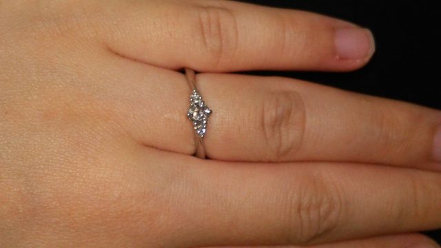 実際に指にはめた状態。きらびやかな見た目がオススメ★