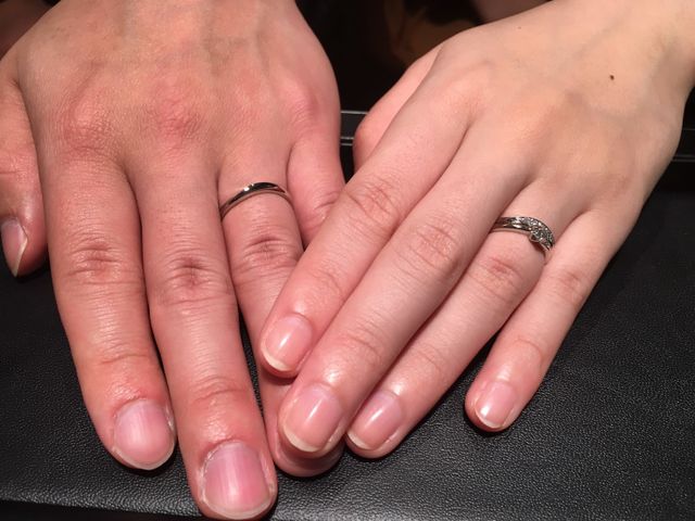 結婚指輪と婚約指輪を受け取ったときの写真です。