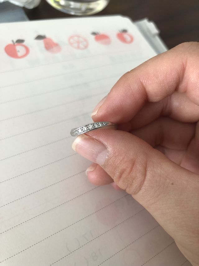 ダイヤモンドが入った女性側の結婚指輪です。