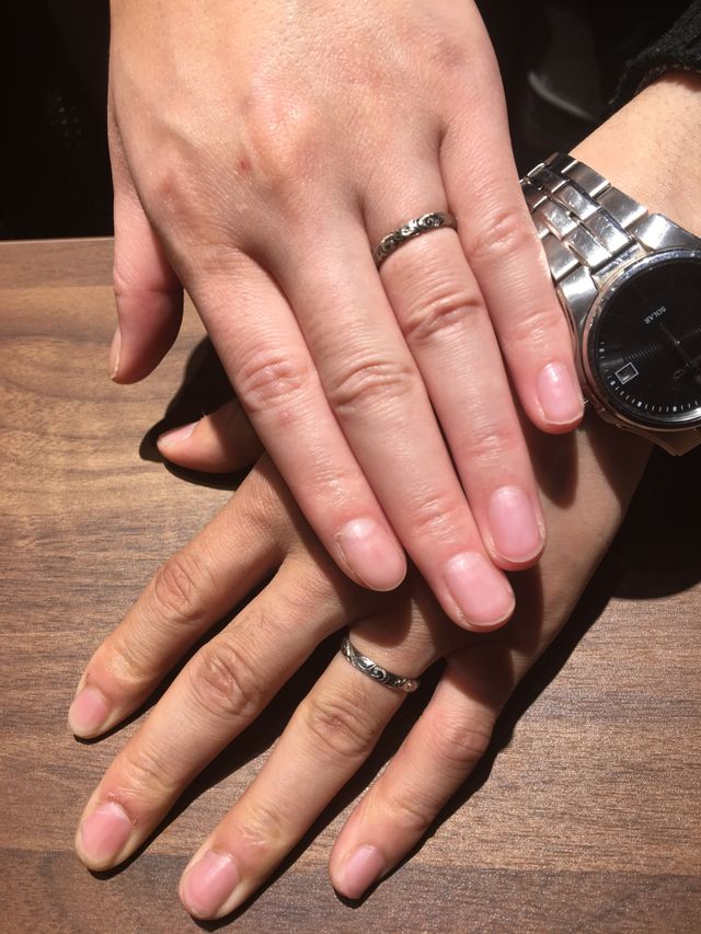 店舗にて2人で直接取りに行きました。サイズもぴったりです。