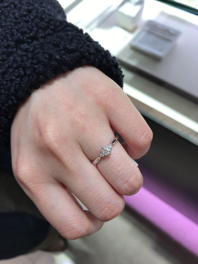 試着のみ。
虹色の光が綺麗でした。