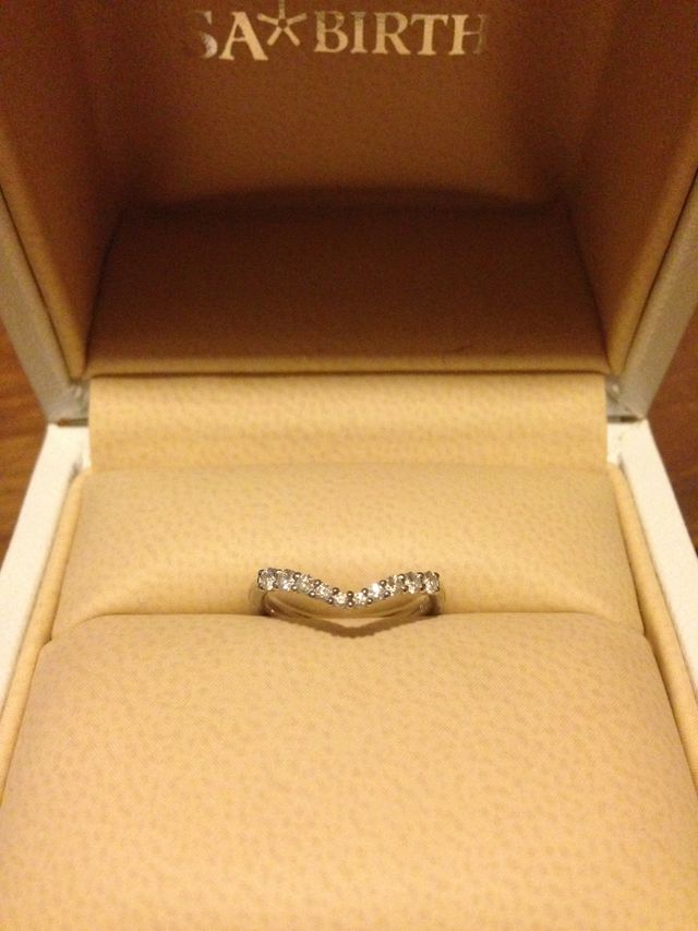 Vに沿ってダイヤがついており、色々な角度からキラキラします。