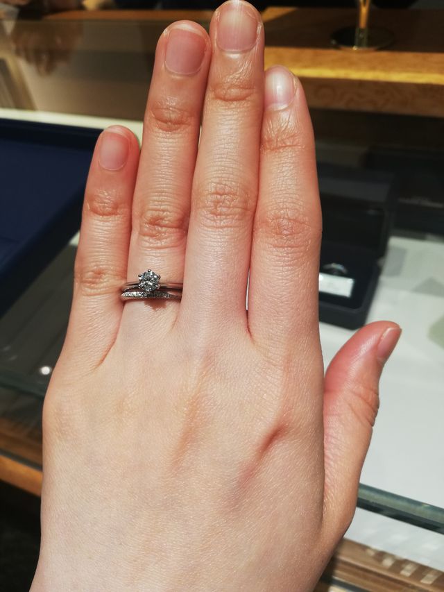 婚約指輪のティファニーセッティングと重ね付けしました