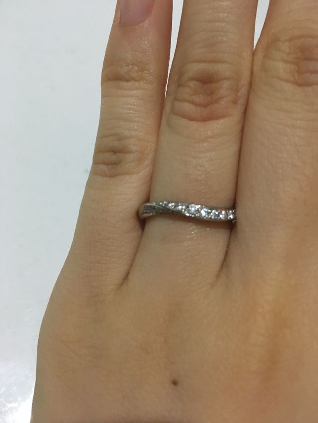 手首側からも指先側からもダイヤがみえるデザインです。