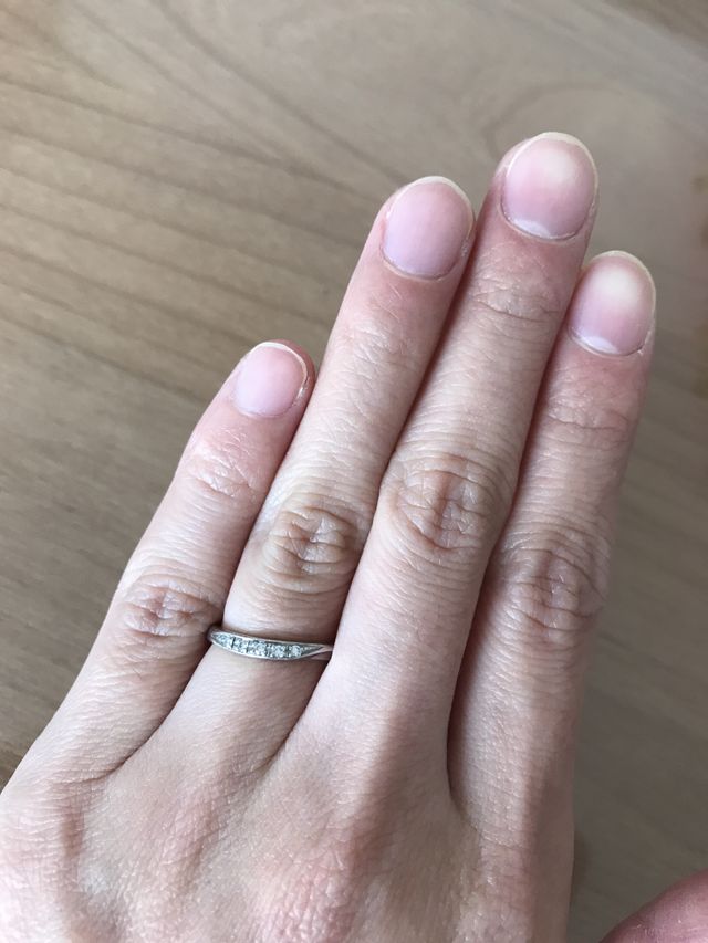 ウェーブしたデザインと5つのダイヤモンドがとても美しいです