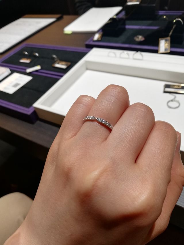 ハーフエタニティのデザインがあるタイプです