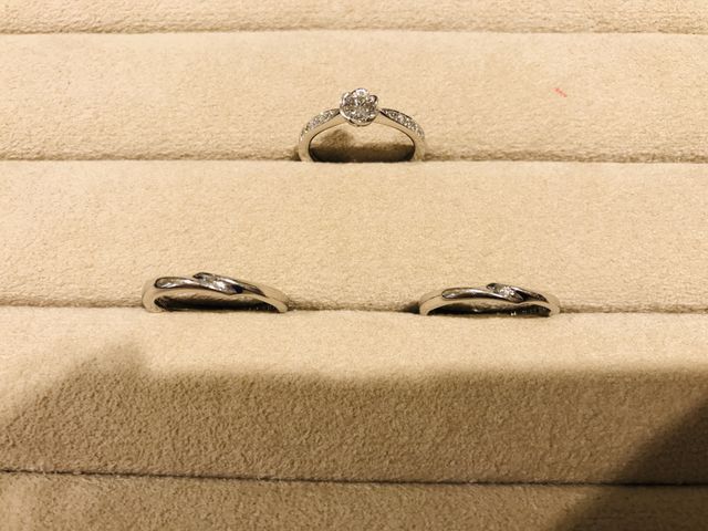 結婚指輪は、小さなダイヤが付いている方がが女性用です。