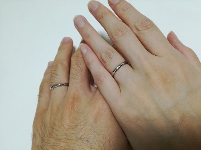 女性のほうにはワンポイントでダイヤを入れました。