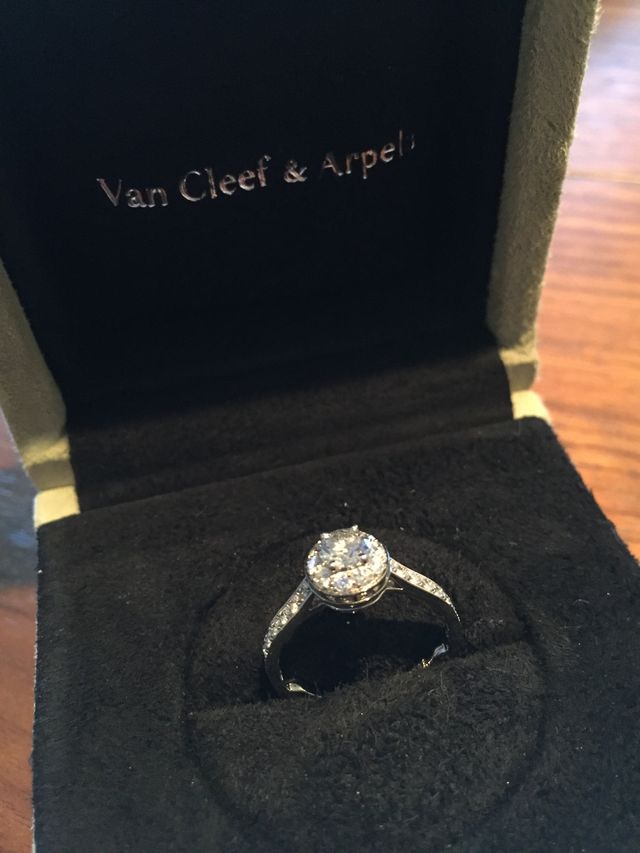 センターの石を囲むようにダイヤが敷き詰められていて華やか