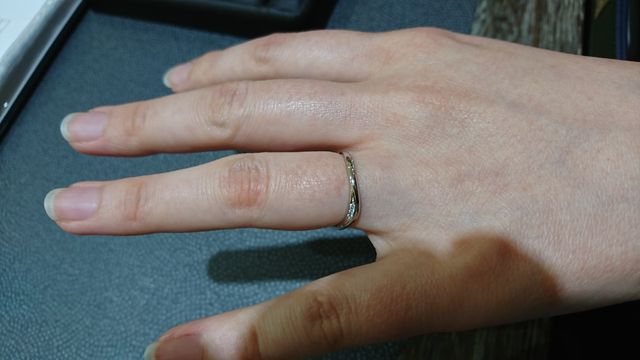 指輪を受けとった瞬間です。
サイズもぴったり。