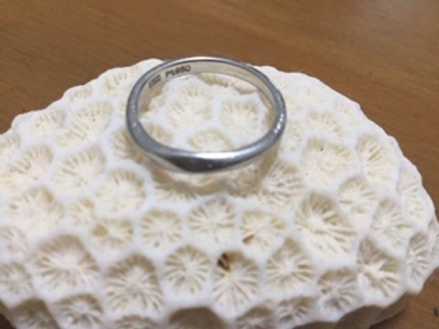 仕事中につけていても気にならないシンプルなデザイン