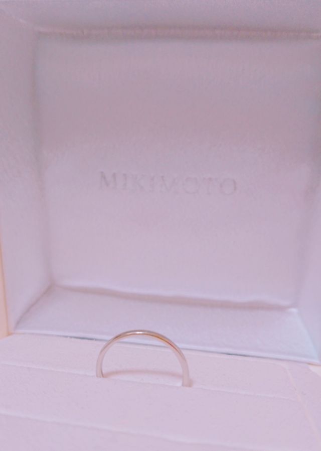 派手すぎず、王道の結婚指輪で、どんな服装でも合います。