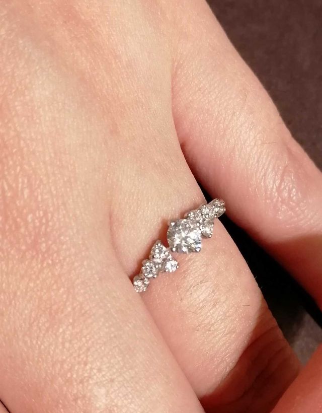 メレダイヤ散りばめた指輪