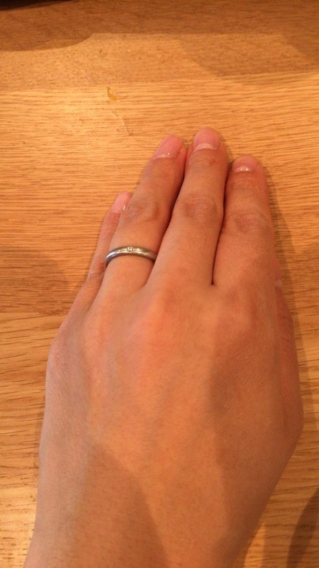 小粒のダイヤが中央に入っています。