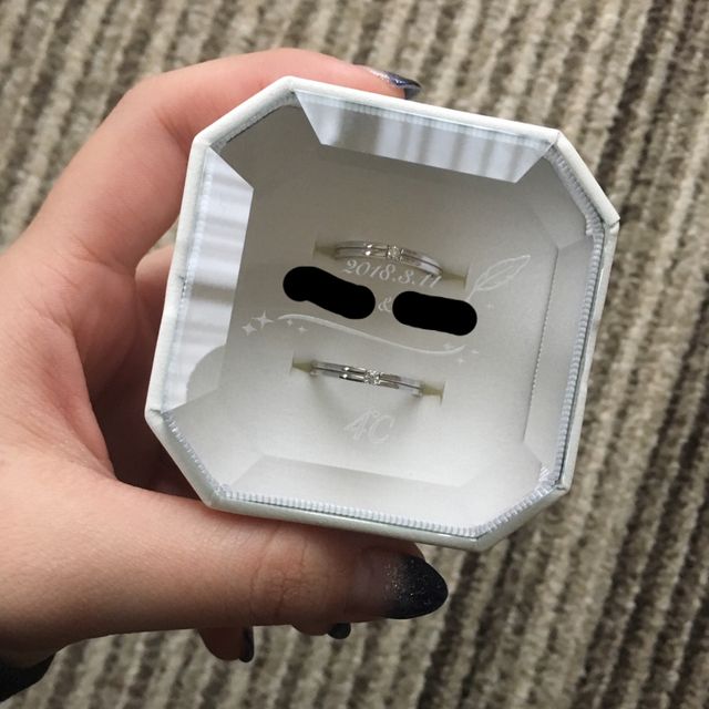 クリスタルケース付きの結婚指輪です