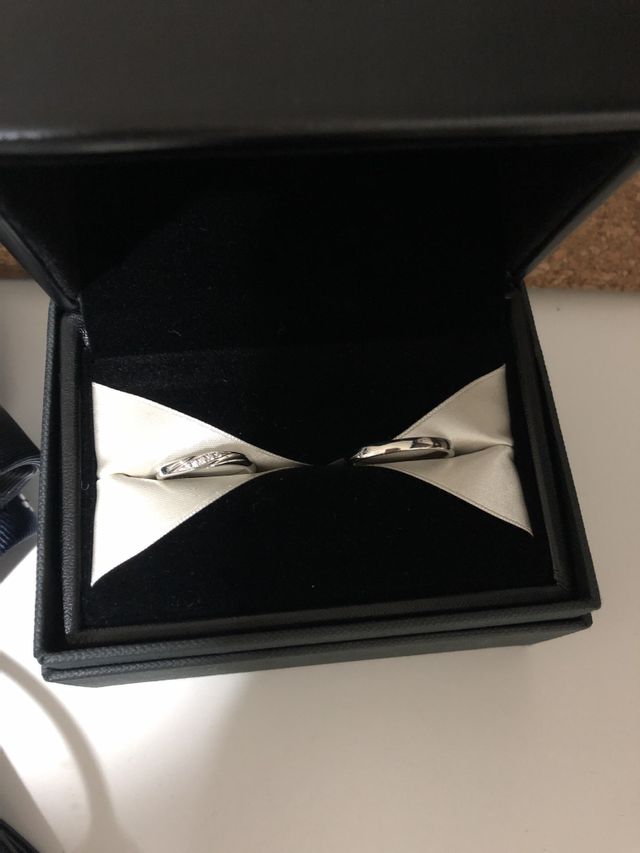 旦那はシンプルなもの私はキラキラが入ったものを購入しました。