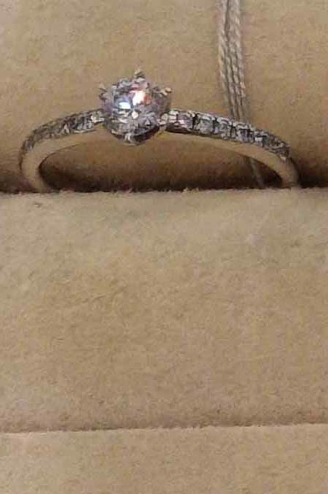 1石が目立つダイヤの指輪