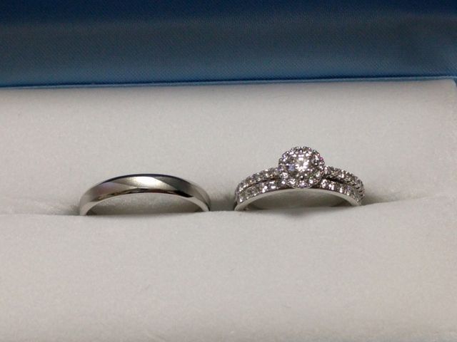 レール止めのハーフエタニティタイプの結婚指輪。