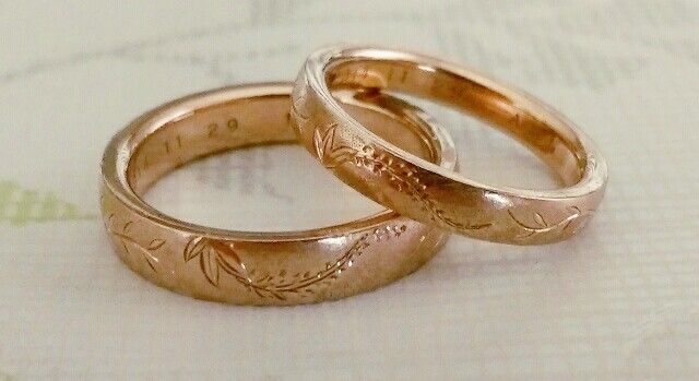 ピンクゴールドの艶消し、藤のモチーフ。上:９号、下:１３号。