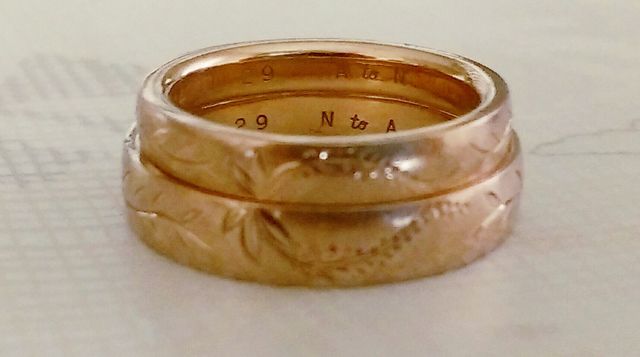 ２つの指輪を重ねるとハートが現れるデザイン。